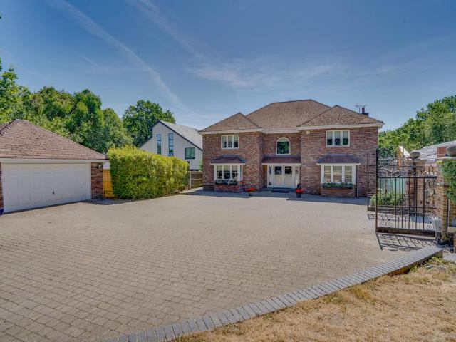 5 bedroom detached house for sale