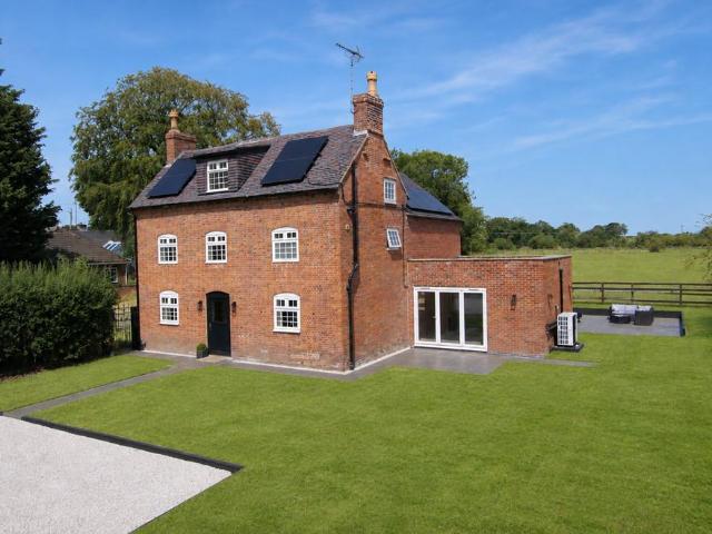 5 bedroom detached house for sale