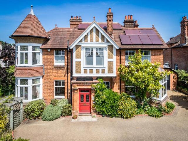 5 bedroom detached house for sale