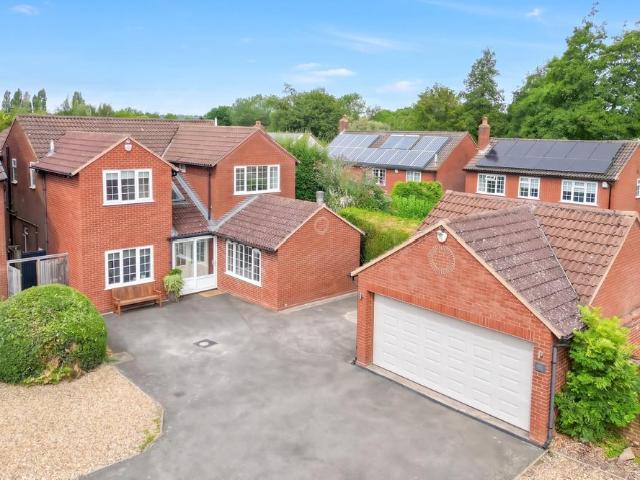 5 bedroom detached house for sale