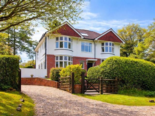 5 bedroom detached house for sale