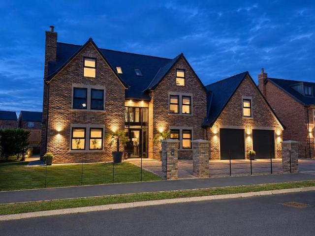 5 bedroom detached house for sale
