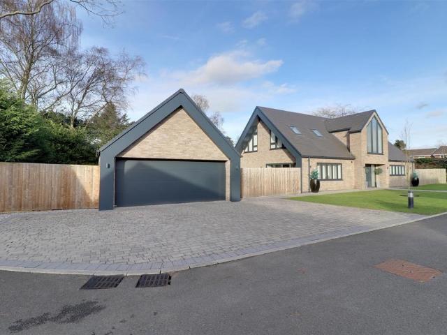 5 bedroom detached house for sale