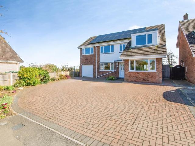 5 bedroom detached house for sale