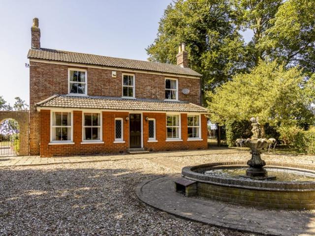 5 bedroom detached house for sale