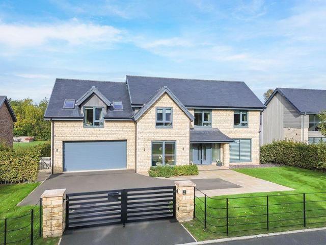 5 bedroom detached house for sale