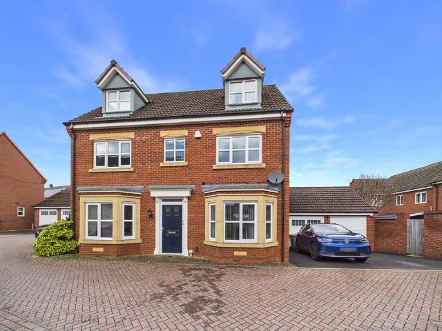 5 bedroom detached house for sale