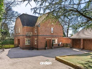 5 bedroom detached house for sale