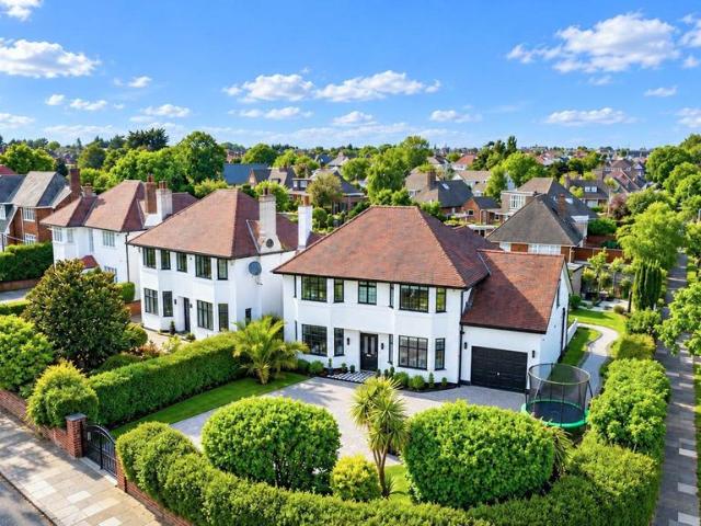 5 bedroom detached house for sale