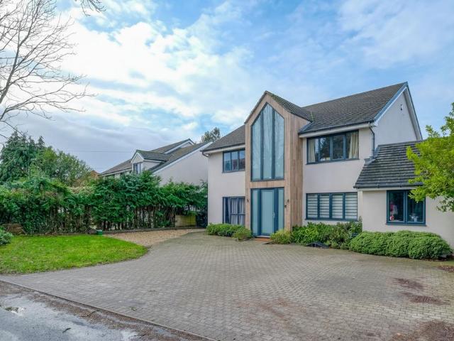 5 bedroom detached house for sale