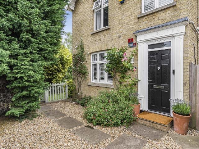 6 bedroom detached house for sale
