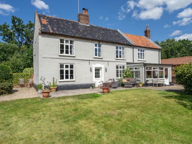 5 bedroom detached house for sale
