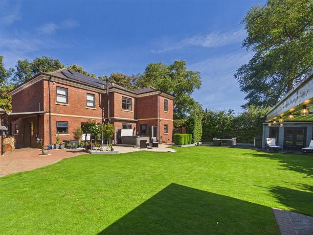 5 bedroom detached house for sale