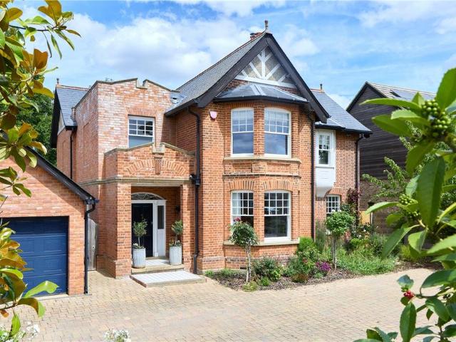 5 bedroom detached house for sale