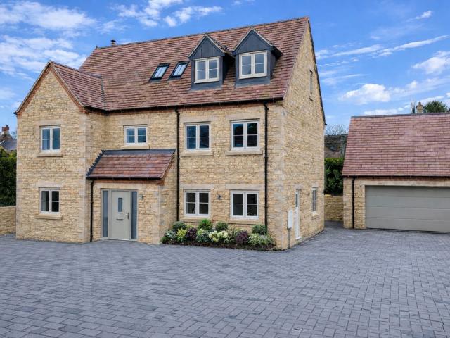 5 bedroom detached house for sale