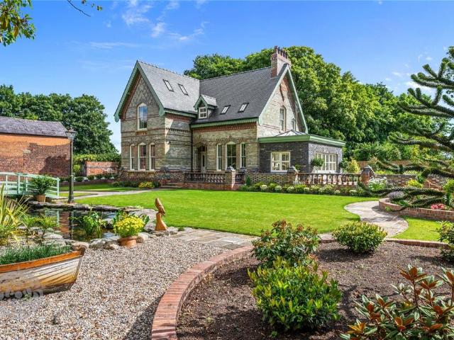 5 bedroom detached house for sale