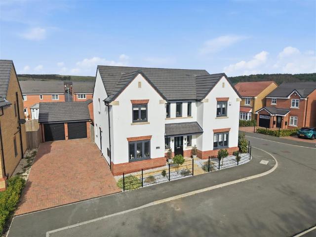 5 bedroom detached house for sale