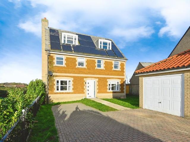 5 bedroom detached house for sale