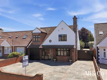 6 bedroom detached house for sale
