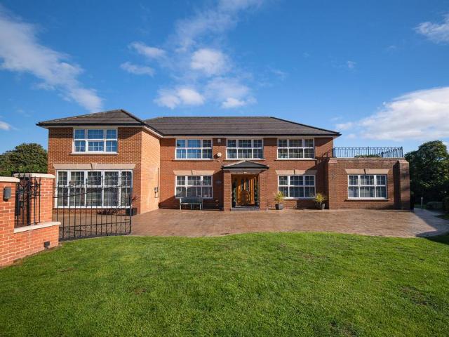 5 bedroom detached house for sale