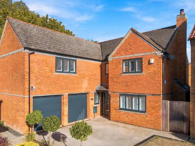 5 bedroom detached house for sale