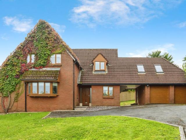 5 bedroom detached house for sale