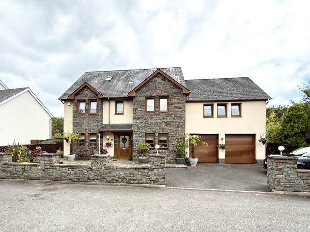 5 bedroom detached house for sale
