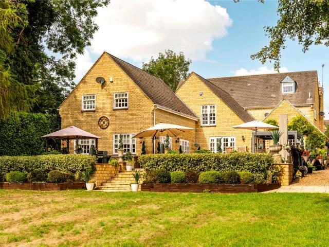 5 bedroom detached house for sale