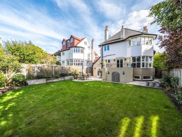 6 bedroom detached house for sale