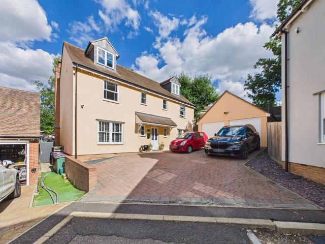 5 bedroom detached house for sale