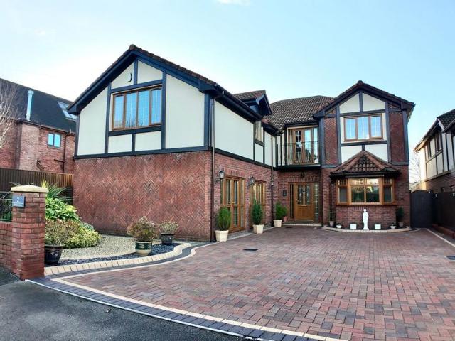 5 bedroom detached house for sale