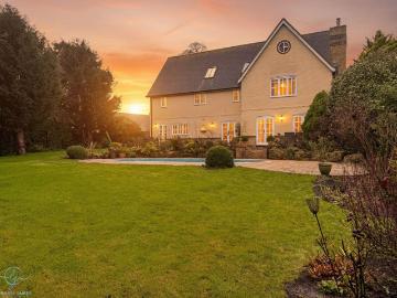 5 bedroom detached house for sale