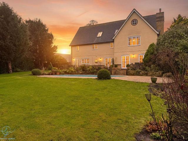 5 bedroom detached house for sale