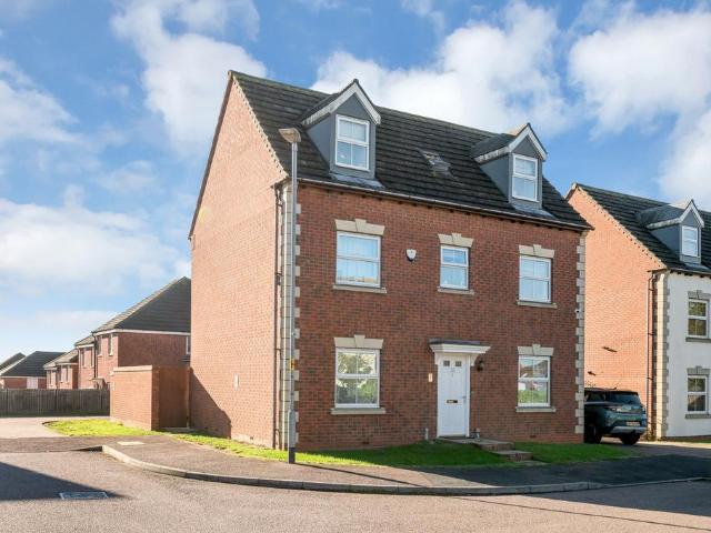 5 bedroom detached house for sale