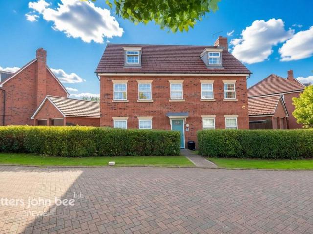 5 bedroom detached house for sale
