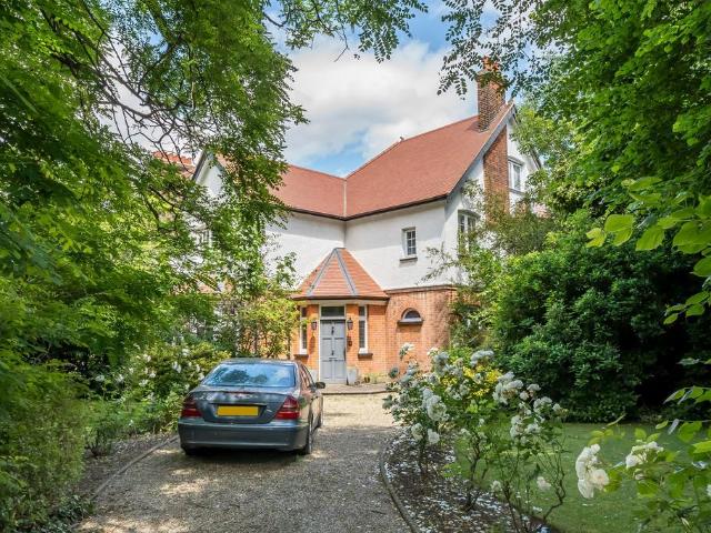 5 bedroom detached house for sale