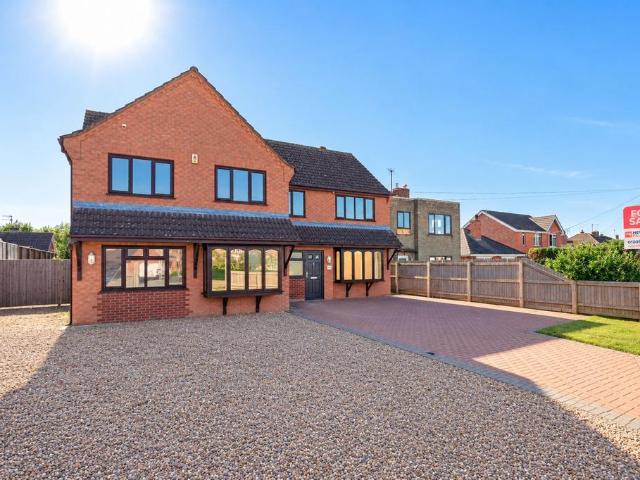 5 bedroom detached house for sale