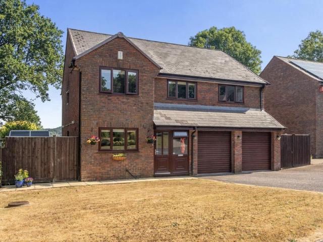 5 bedroom detached house for sale