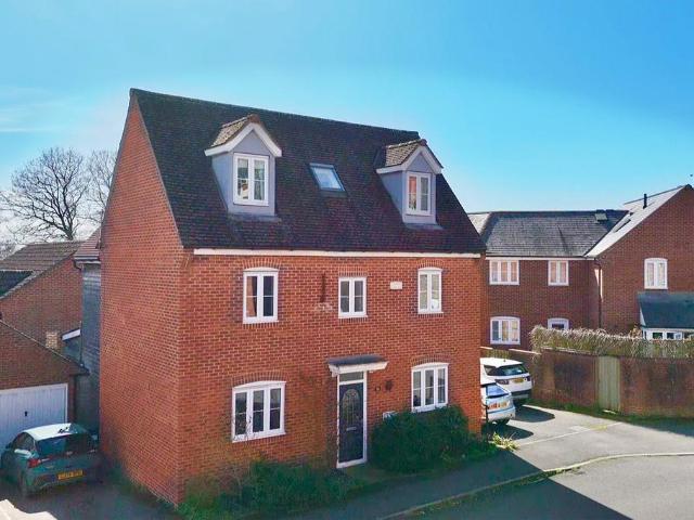 5 bedroom detached house for sale