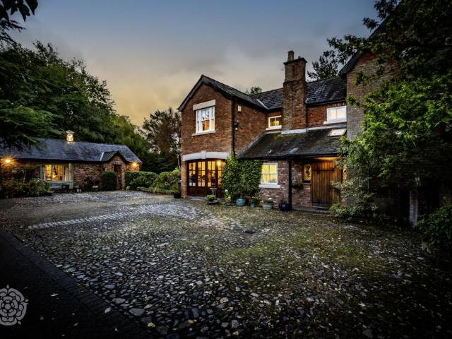 5 bedroom detached house for sale