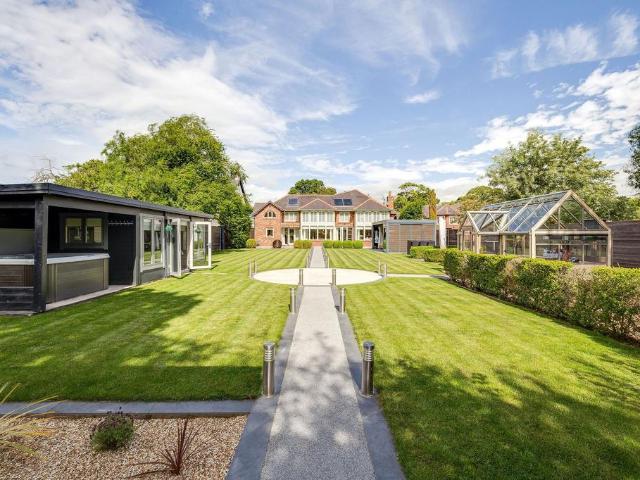 5 bedroom detached house for sale