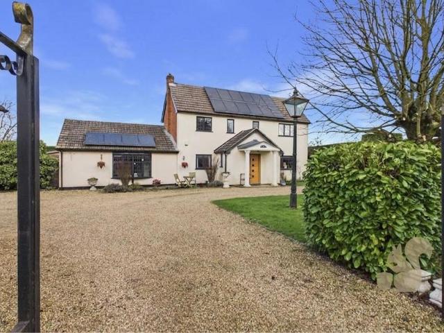5 bedroom detached house for sale