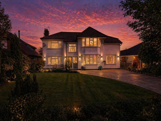 5 bedroom detached house for sale