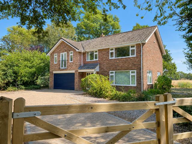 5 bedroom detached house for sale