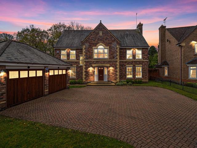 5 bedroom detached house for sale