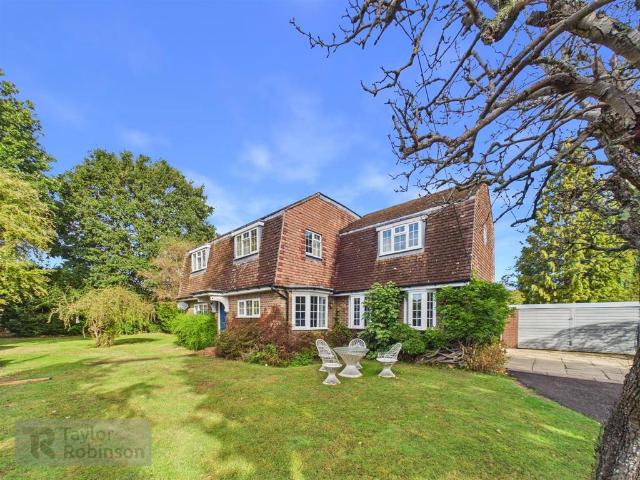 5 bedroom detached house for sale