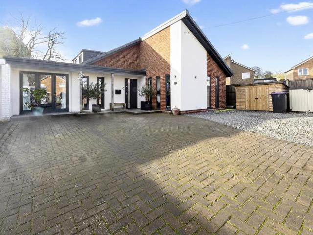 5 bedroom link detached house for sale