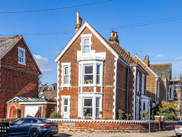 5 bedroom detached house for sale