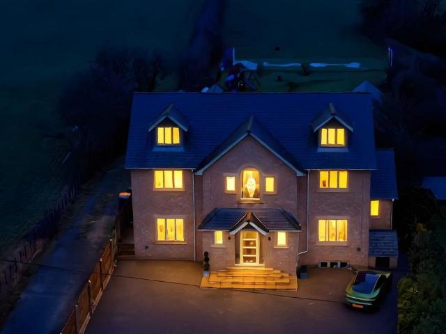 5 bedroom detached house for sale