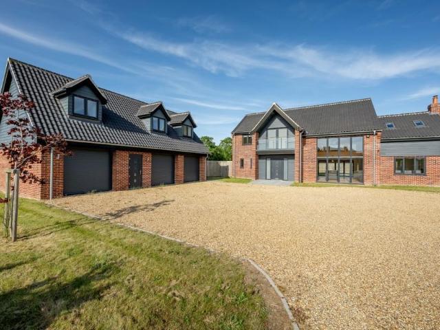 5 bedroom detached house for sale